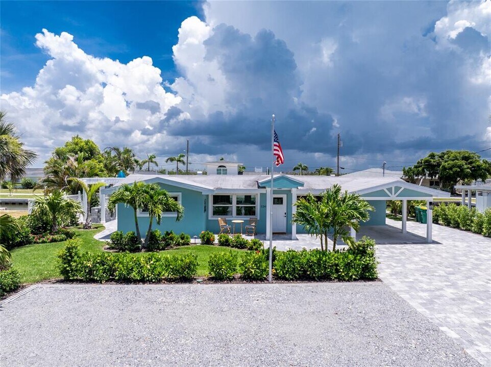 1265 Holiday Dr in Englewood, FL - Building Photo