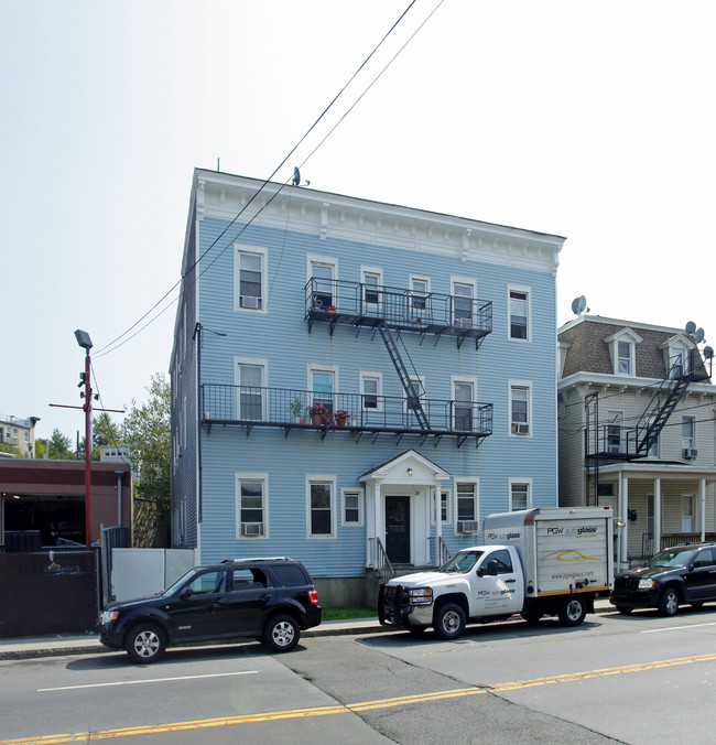 29 Midland Ave in Port Chester, NY - Foto de edificio - Building Photo