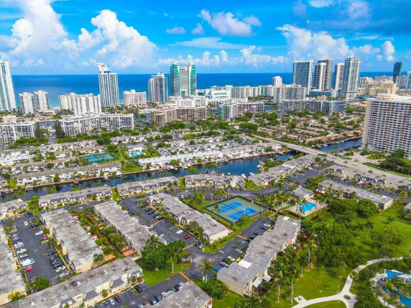 2421 NE 10th St in Hallandale Beach, FL - Building Photo