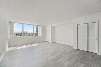 1500 Bay Rd, Unit S-0376 in Miami Beach, FL - Building Photo - Building Photo