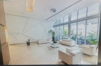 1111 SW 1st St in Miami, FL - Building Photo - Building Photo