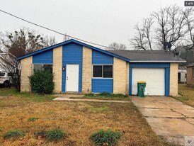 2405 Mamie Dr in Texarkana, TX - Building Photo