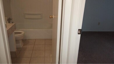 4692 Charecote Ln, Unit D in Columbus, OH - Foto de edificio - Building Photo