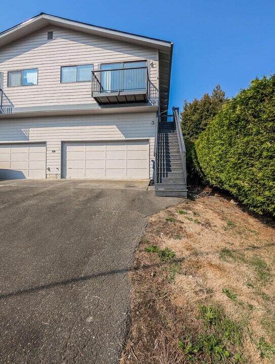 2012 Vernon Rd in Lake Stevens, WA - Building Photo