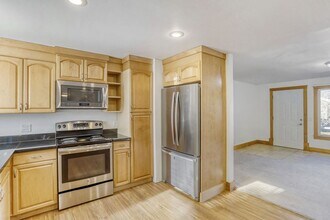 1043 5th St in Kirkland, WA - Building Photo - Building Photo