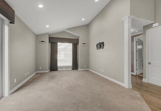 2060 Lakeland Way in Eugene, OR - Foto de edificio - Building Photo