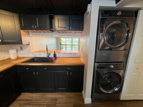 271 W Park Dr in Miami, FL - Building Photo - Building Photo