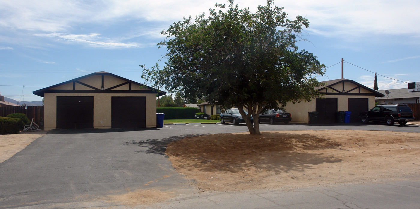 12363 Red Wing Rd in Apple Valley, CA - Building Photo