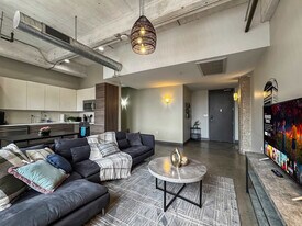 555 Evergreen St, Unit SI ID1231690P in Dallas, TX - Building Photo