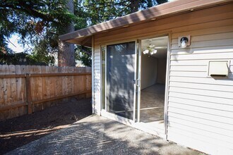 933 NE 90th Ave in Portland, OR - Building Photo - Building Photo