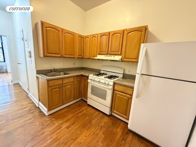 424 E 83rd St in New York, NY - Building Photo - Building Photo