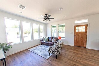 804 Walnut St in Honey Grove, TX - Building Photo - Building Photo