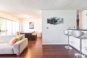 6050 Canterbury Dr in Culver City, CA - Foto de edificio - Building Photo