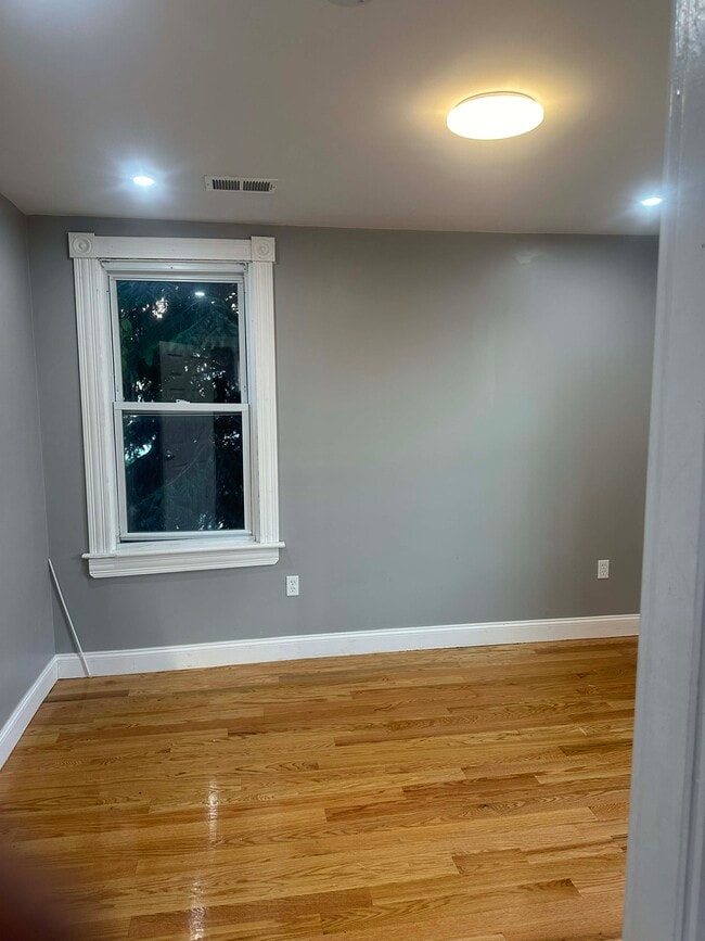 41 Tremont St, Unit 2 floor in Fall River, MA - Foto de edificio - Building Photo