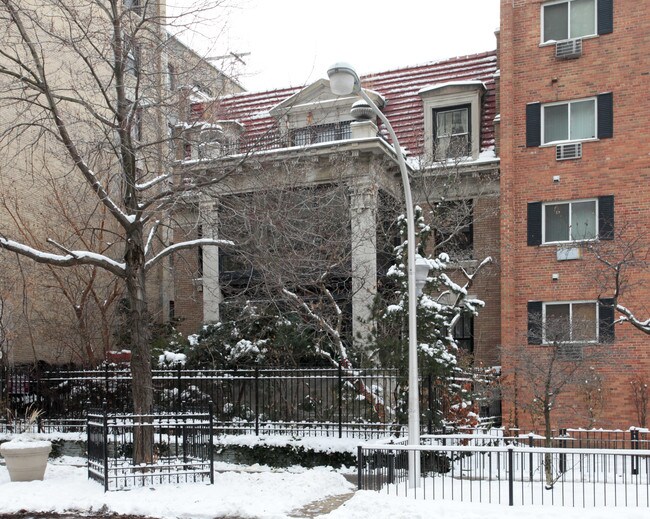 665 W Sheridan Rd in Chicago, IL - Foto de edificio - Building Photo
