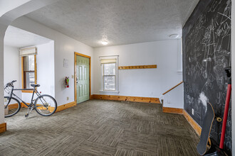 118 Woodmere Ave in East Lansing, MI - Building Photo - Interior Photo