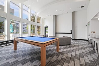 Avenue 64 in Emeryville, CA - Foto de edificio - Building Photo