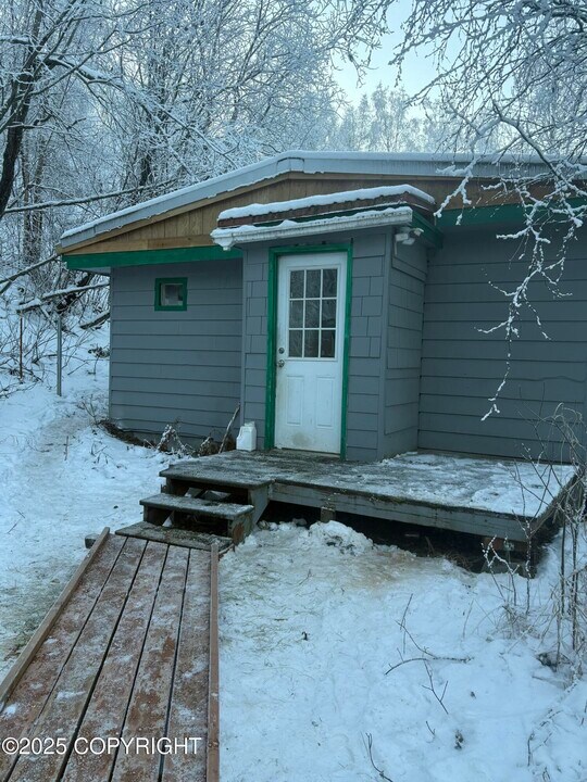 18676 Amonson Rd in Anchorage, AK - Building Photo