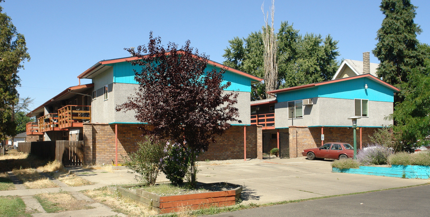 406 N Naches Ave in Yakima, WA - Foto de edificio