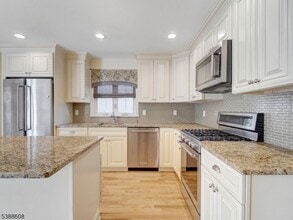 82 Pine St in Verona, NJ - Building Photo - Building Photo