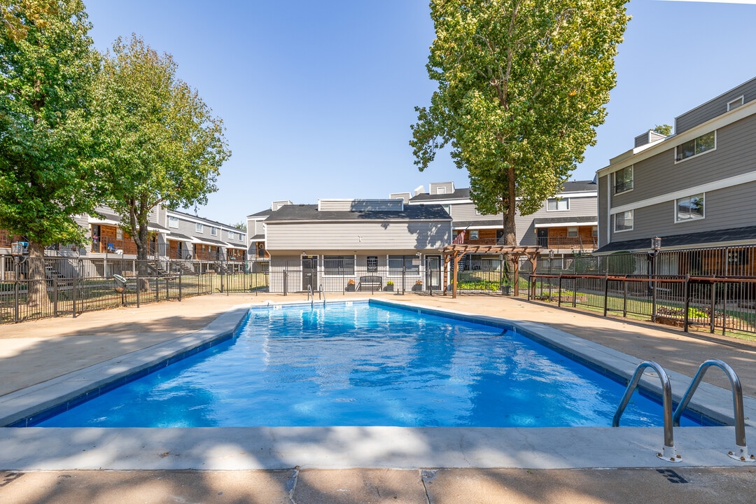 Edge at 40 Townhomes & Apartments in Oklahoma City, OK - Foto de edificio