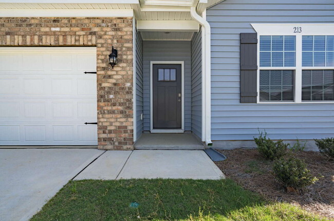213 Moore Crk Dr in Fuquay Varina, NC - Building Photo - Building Photo