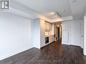 88 Queen St E in Toronto, ON - Building Photo