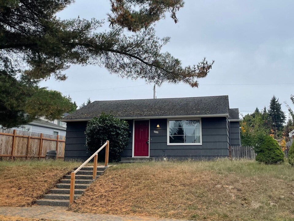3833 49th Ave SW in Seattle, WA - Building Photo