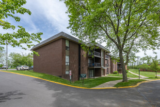 Fox Hollow in Coraopolis, PA - Building Photo - Building Photo