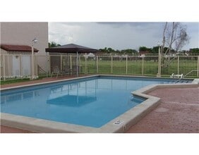 425 W Park Dr in Miami, FL - Building Photo - Building Photo