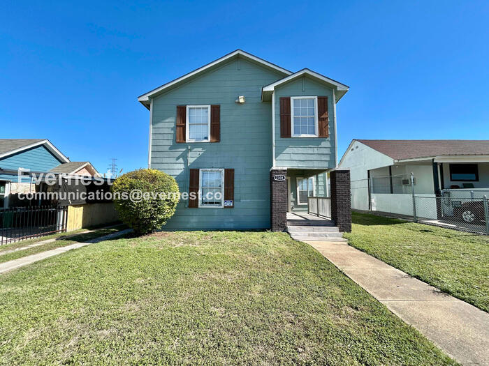 2308 Britton Ave in Dallas, TX - Building Photo