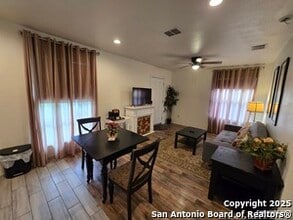 522 Overhill Dr in San Antonio, TX - Foto de edificio - Building Photo