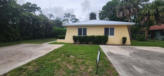 9077 W Highland Pines Blvd in Palm Beach Gardens, FL - Building Photo - Building Photo