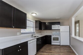 5763 Crestmont Ave in Clearwater, FL - Building Photo - Building Photo