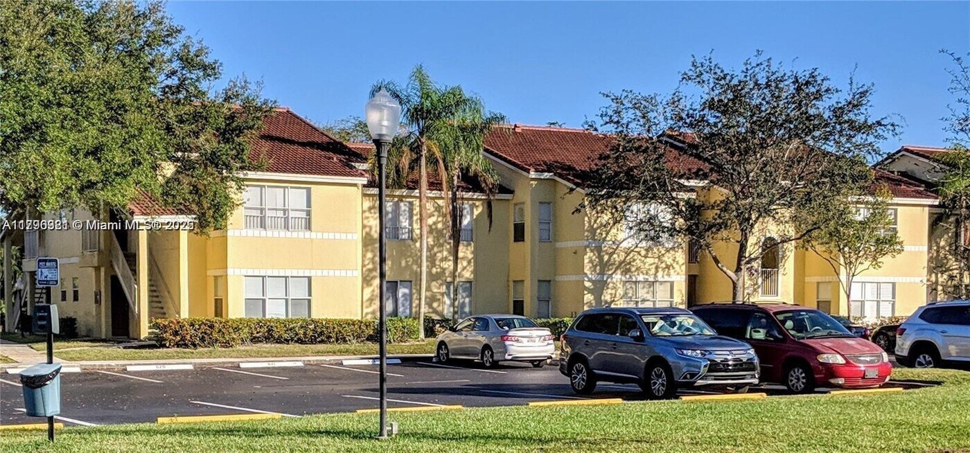 13060 Vista Isles Dr in Sunrise, FL - Building Photo