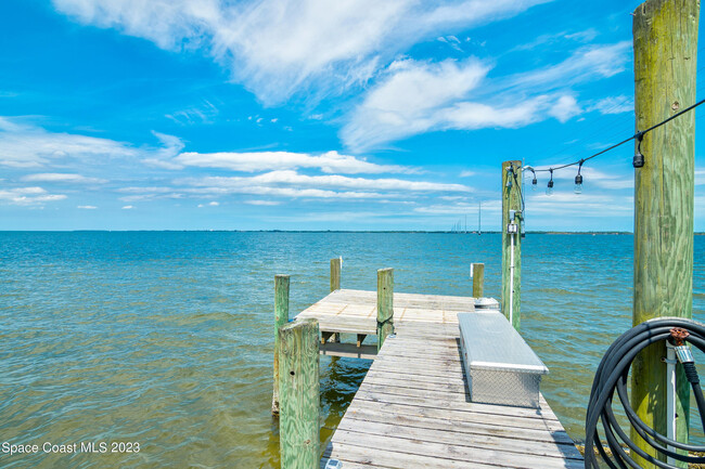 3435 Indian River Dr in Cocoa, FL - Foto de edificio - Building Photo