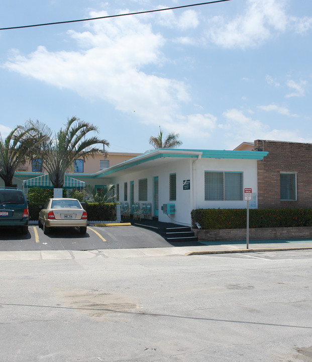 Oklahoma Apartments in Hollywood, FL - Building Photo