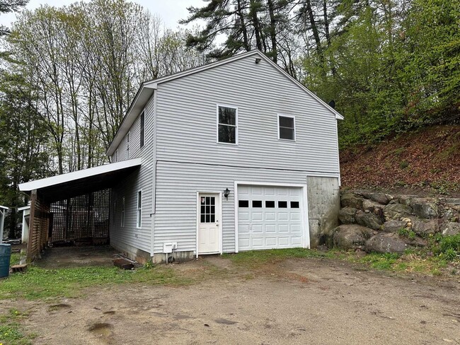 32 Putney Brk Rd in Weare, NH - Foto de edificio - Building Photo