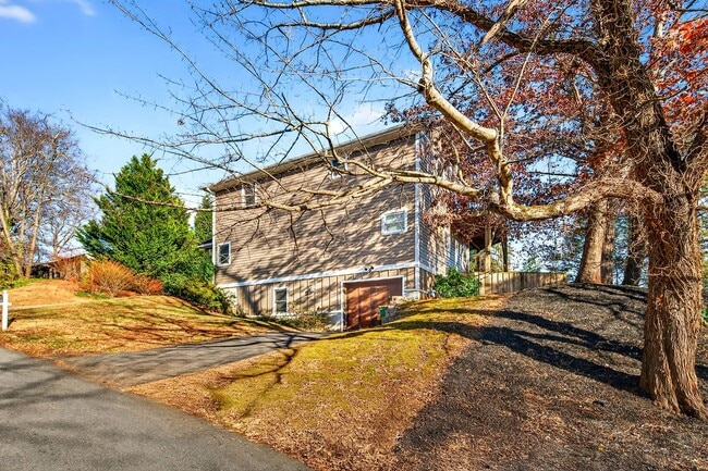 48 Gladstone Rd in Asheville, NC - Foto de edificio - Building Photo