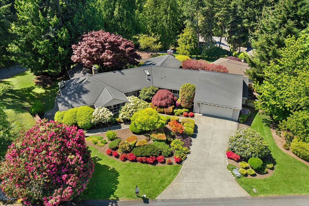 2709 86th Ave NE in Clyde Hill, WA - Building Photo