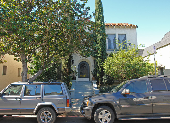 337 N Sierra Bonita Ave in Los Angeles, CA - Building Photo - Building Photo