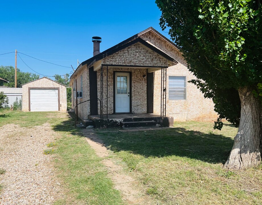 213 N 5th St in Melrose, NM - Building Photo