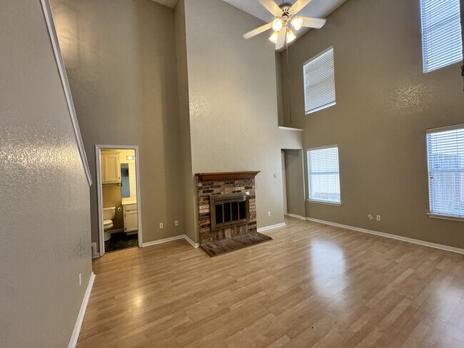 2141 Redwing Way in Round Rock, TX - Foto de edificio - Building Photo