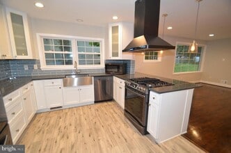 5200 Kings Park Dr in Springfield, VA - Building Photo - Building Photo