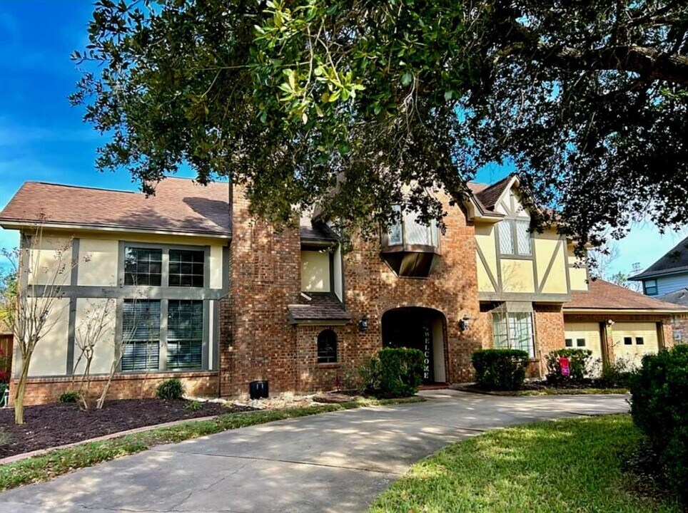 302 Juniper St in Lake Jackson, TX - Building Photo