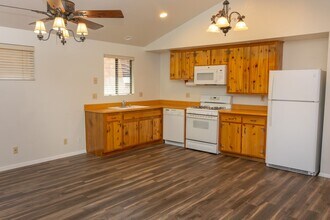 744 E Meadow Ln in Big Bear, CA - Building Photo - Building Photo