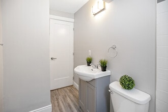 385 Melvin Ave in Hamilton, ON - Building Photo - Building Photo