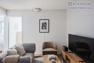 301 E 47th St in New York, NY - Building Photo