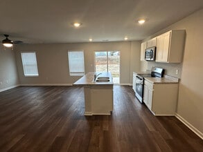 43 River Rock St in Lincoln, AL - Foto de edificio - Building Photo