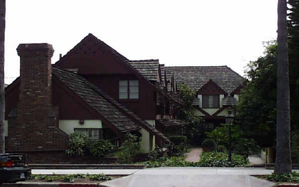 116 W Mountain St in Glendale, CA - Foto de edificio - Building Photo